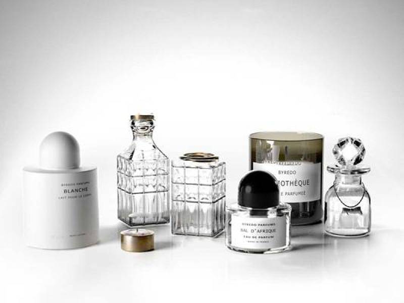 现代玻璃瓶香水化妆品组合3D模型下载 现代玻璃瓶香水化妆品组合3D模型下载